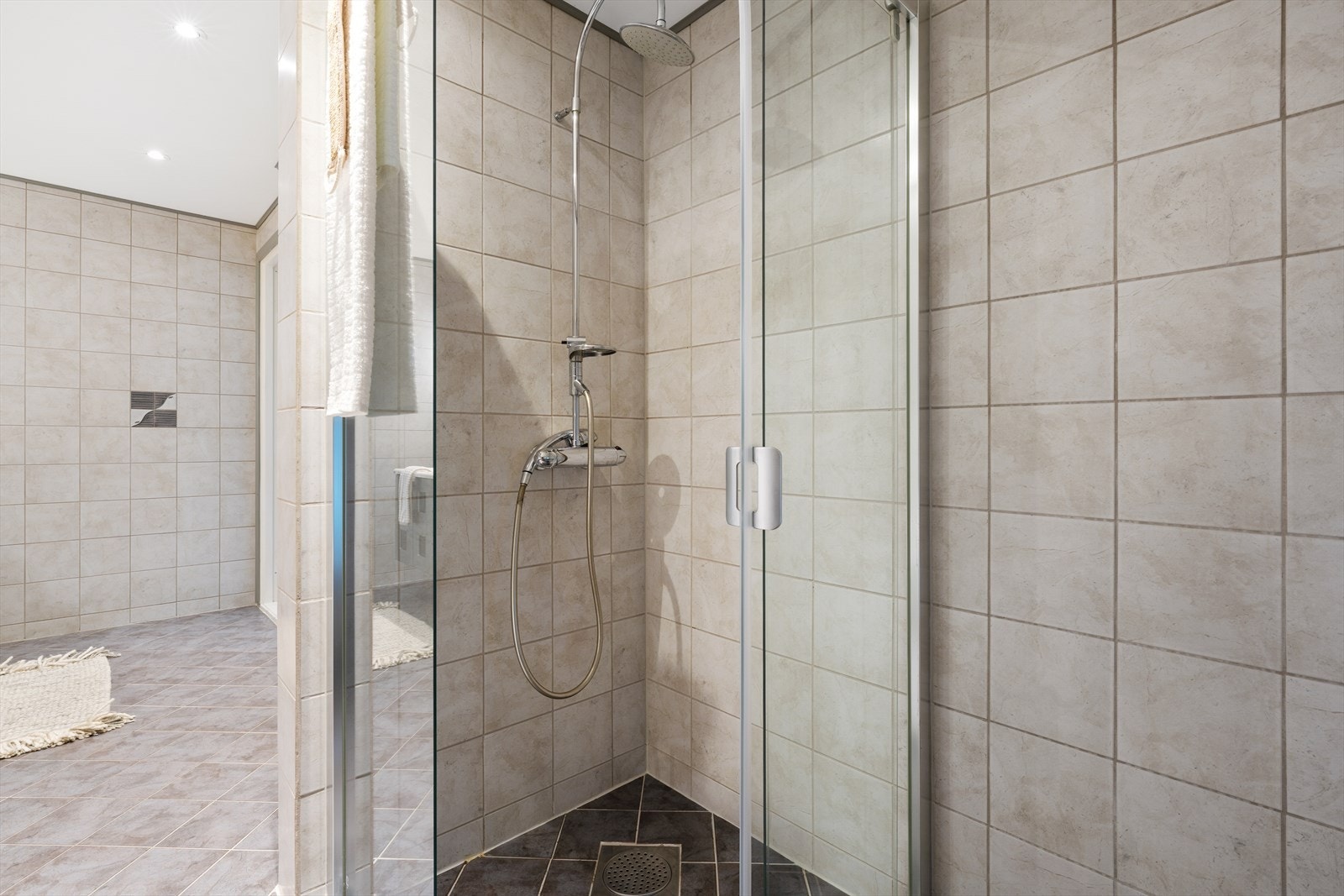 - Her får man det beste av to verdener - separat dusj og badekar - Galleribilde