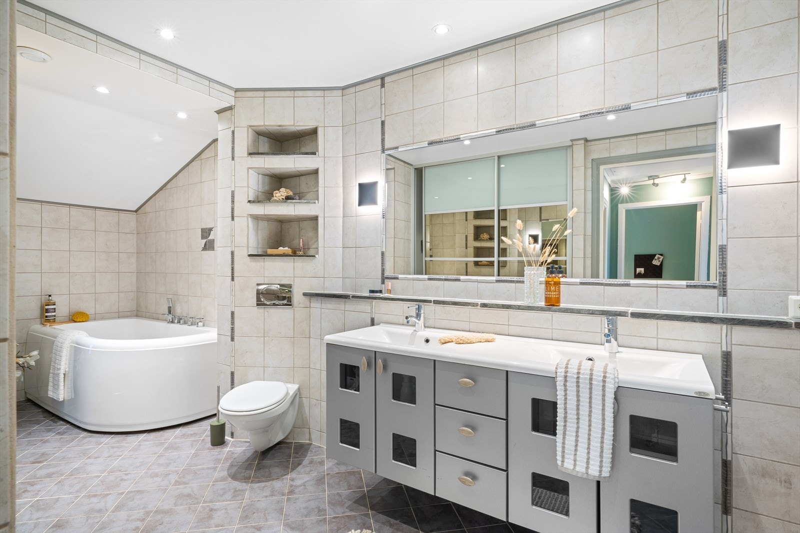 - Helfliset baderom på 11,1m² - Galleribilde