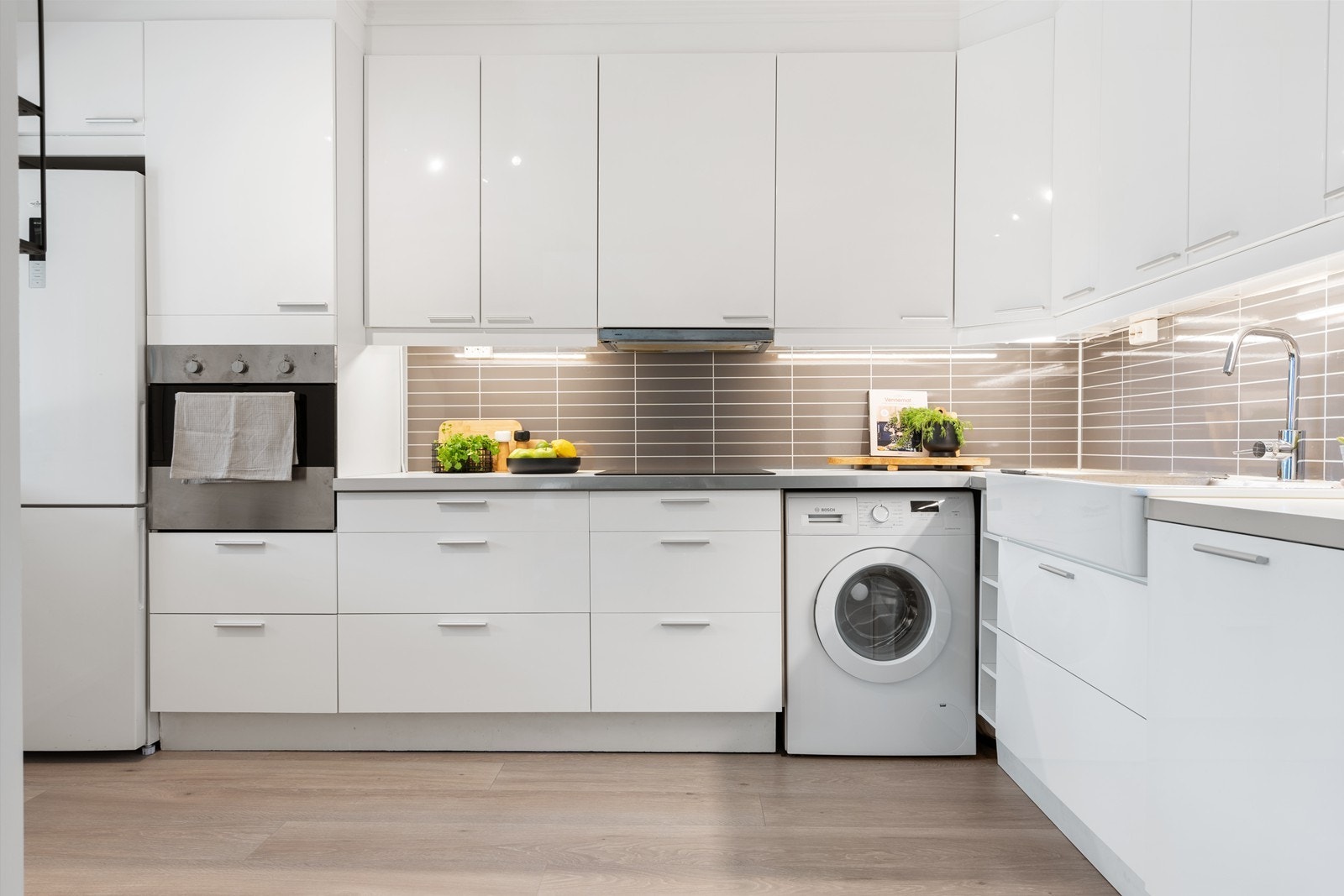 Tidløs og moderne kjøkkeninnredning med god oppbevarings- og benkeplass. Galleribilde