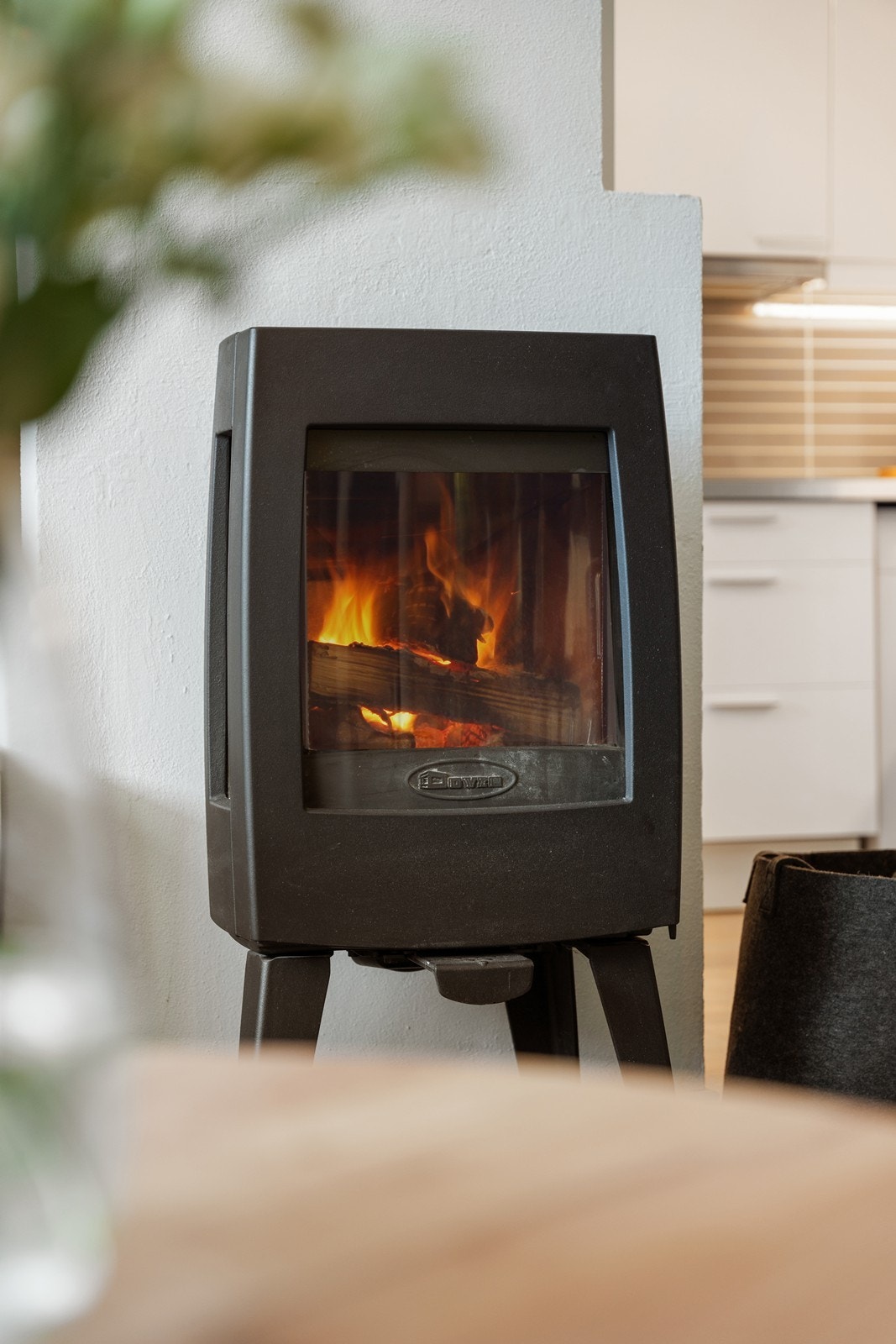 Det er montert varmepumpe (ny i 2025) og peisovn, for hygge og varme på kjølige dager. Galleribilde