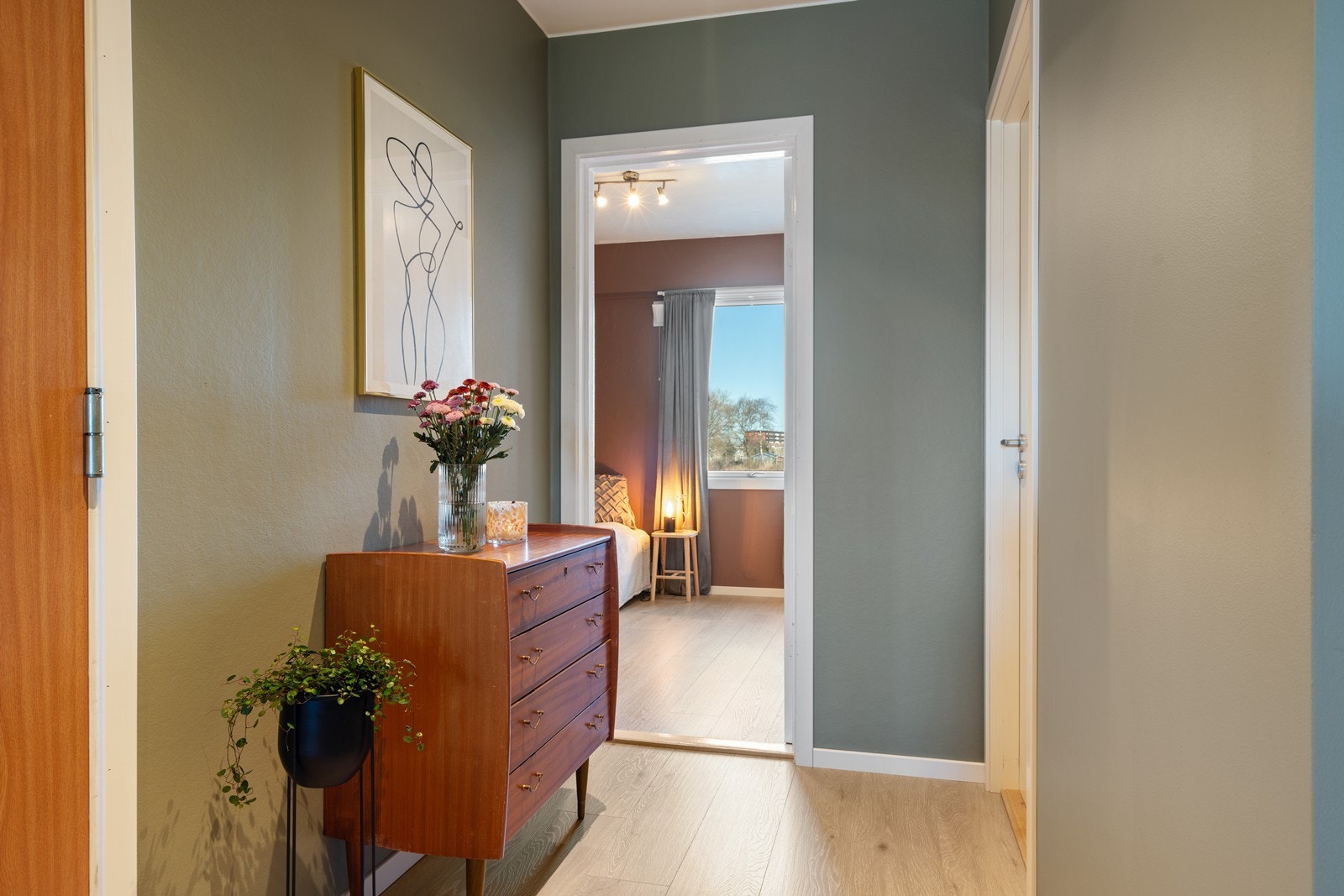 Entréen/gangen gir et fint førsteinntrykk. Her er god plass til yttertøy og sko. Galleribilde