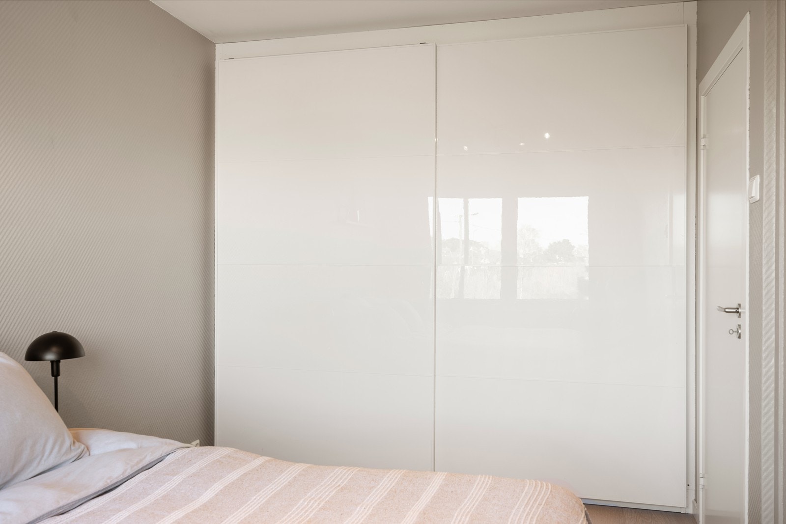 Hovedsoverommet har stor skyvedørsgarderobe og god plass til dobbeltseng. Galleribilde