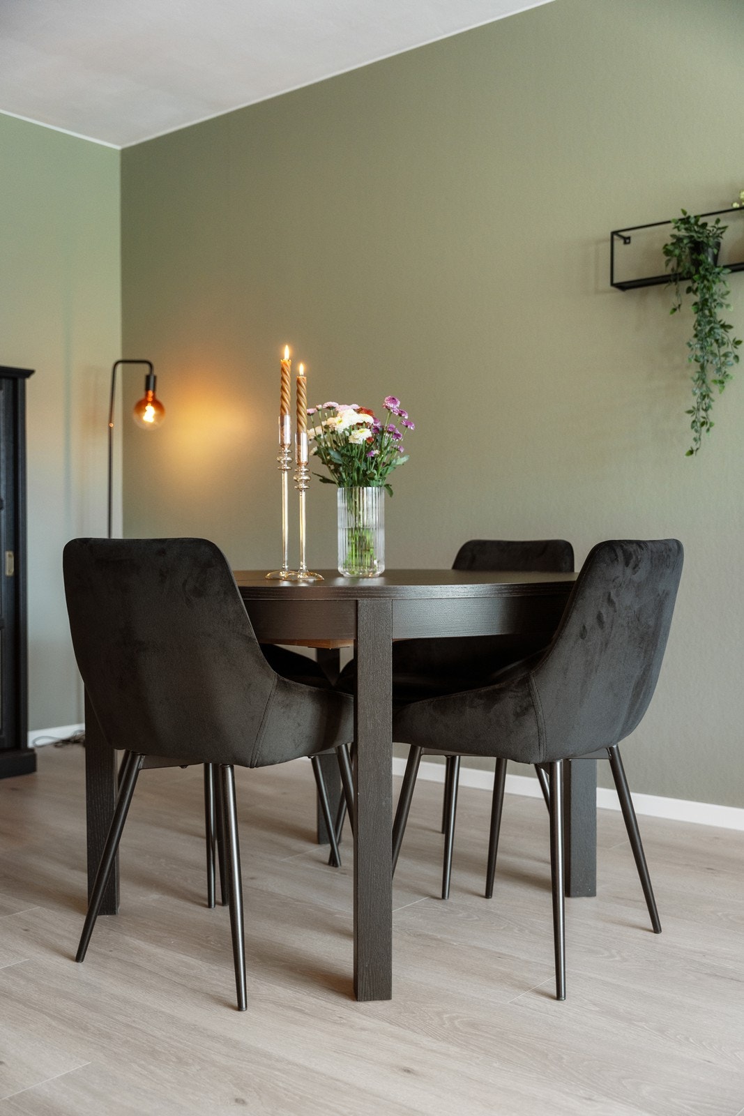 Leiligheten er holdt i en tidsriktig fargepalett. Lekkert, enstavs laminatgulv fra 2018. Galleribilde