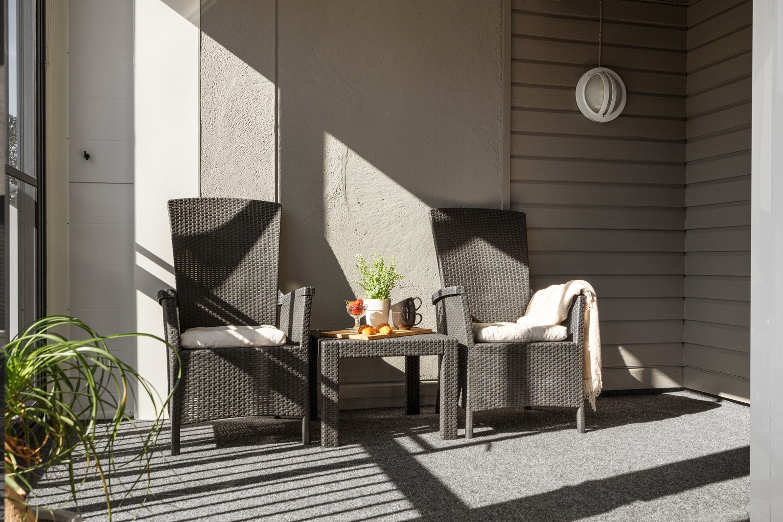 Balkongen fungerer som en forlengelse av stuen store deler av året. Galleribilde