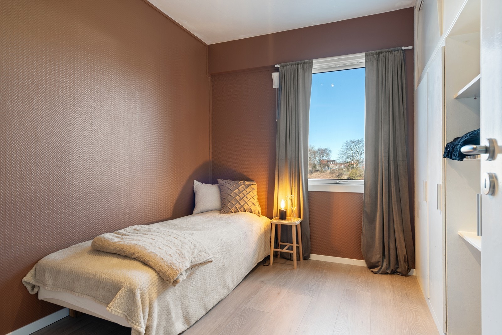 Soverom nr. 2 egner seg fint som barnerom, kontor eller gjesterom. Rommet har garderobeløsning. Galleribilde