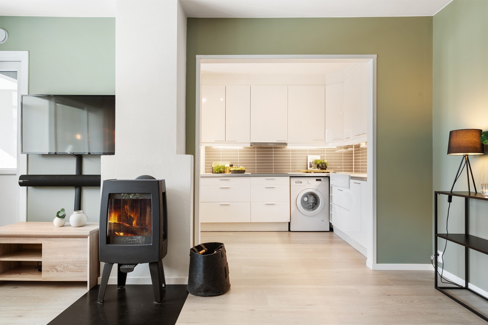 Kjøkkenet ligger i delvis åpen løsning mot stuen. Galleribilde