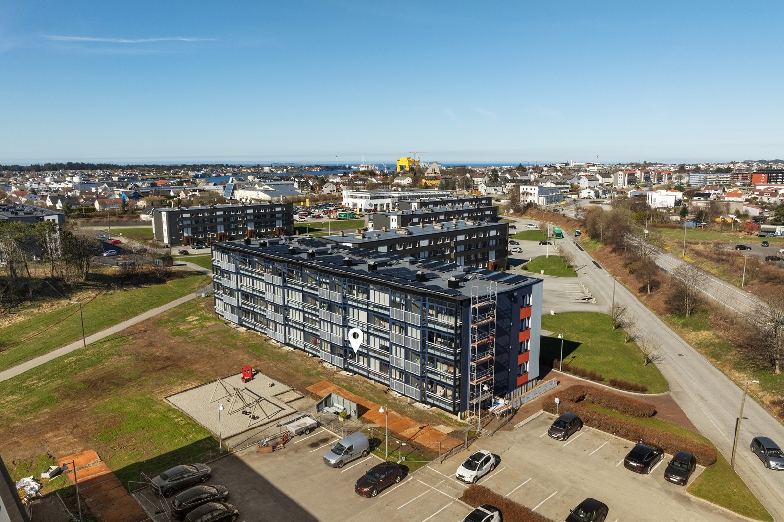 Borettslaget har felles parkeringsplass. "Førstemann til mølla"- prinsippet gjelder. Galleribilde