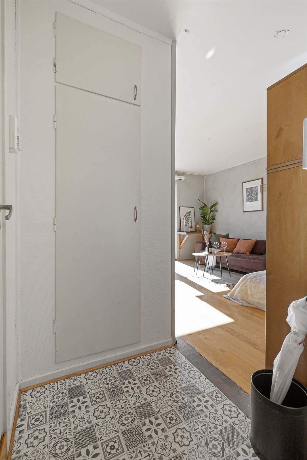 Velkommen inn! Gangen har innebygde skap som gir god plass til oppbevaring. Galleribilde