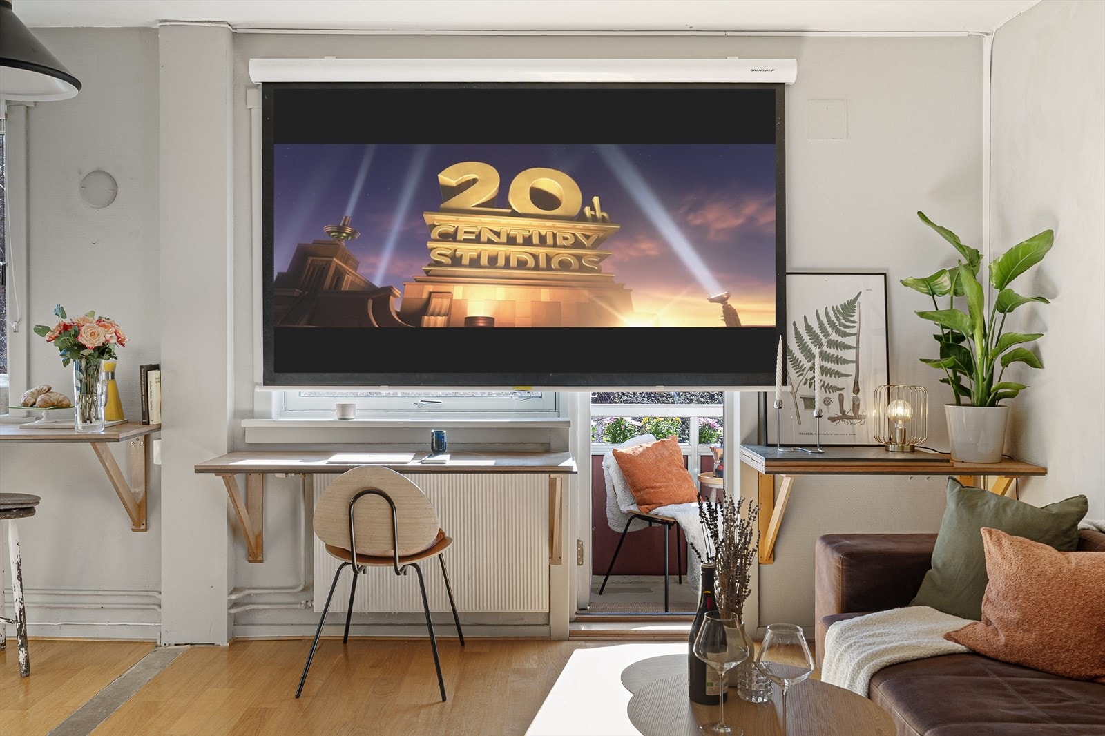 ...Eller senk filmlerretet for prosjektoren og nyt en koselig filmkveld. Galleribilde