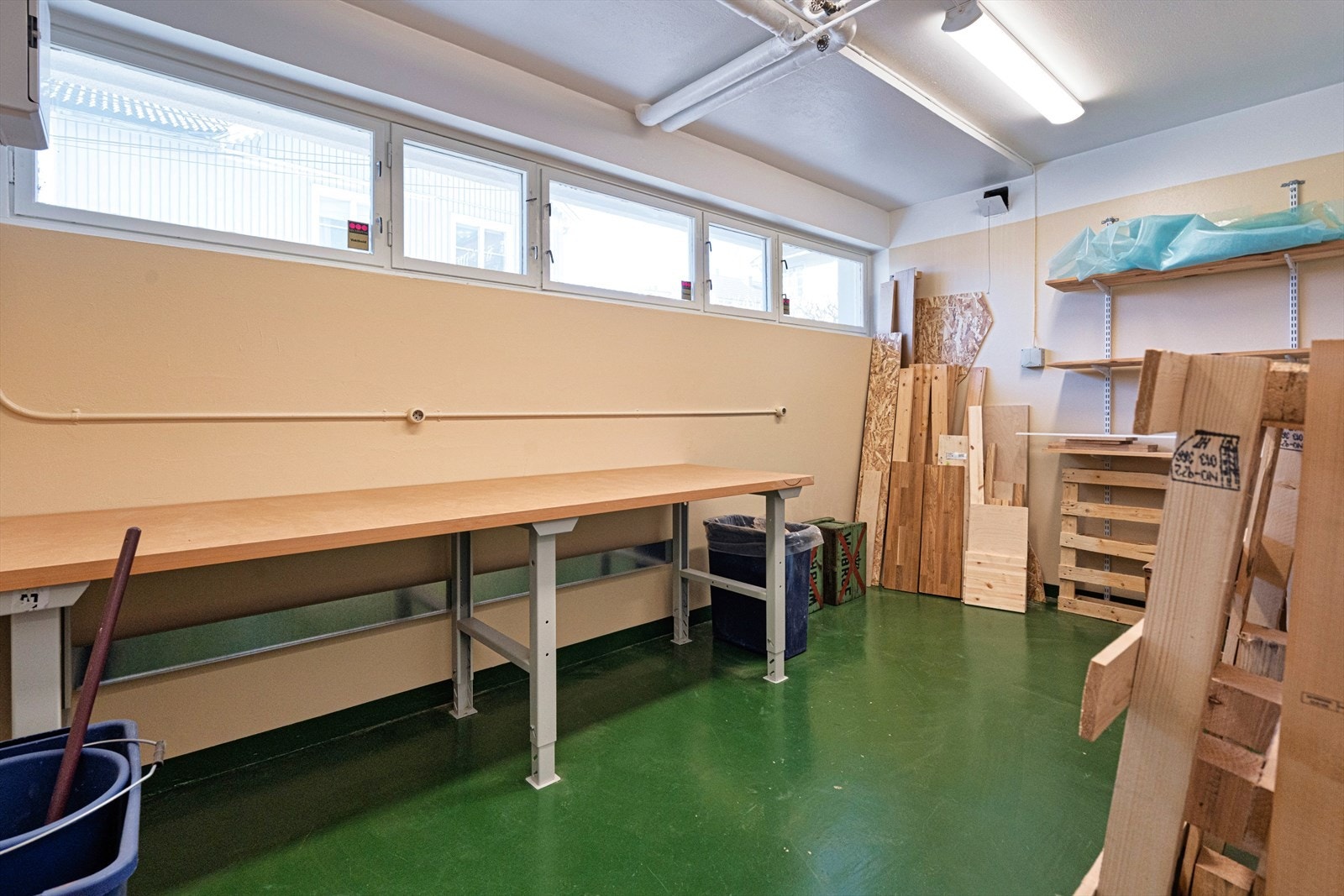 Det er eogså en snekkerbenk som er til fri bruk for beboerne Galleribilde