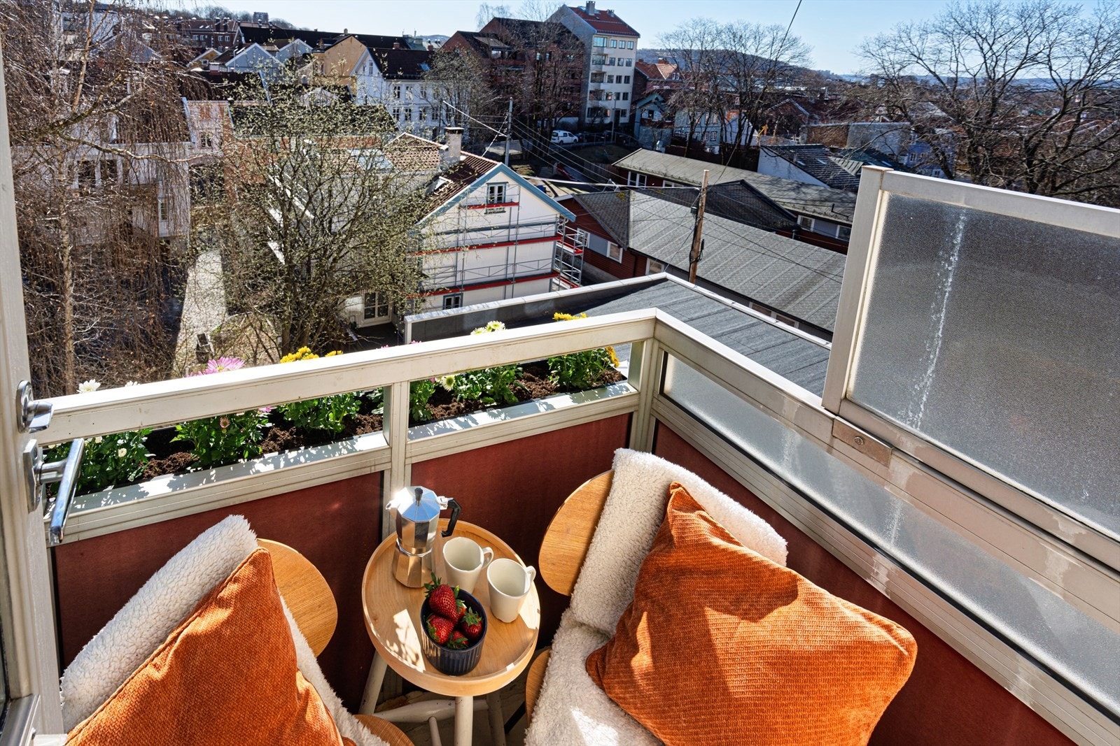 Sydøstvendt balkong på 1,6 kvm med gode solforhold. Galleribilde