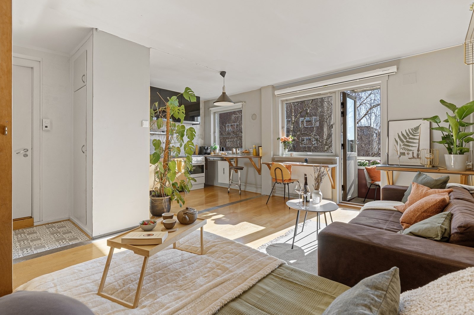 Åpen stue- og kjøkkenløsning med god plass og naturlig lys. Galleribilde