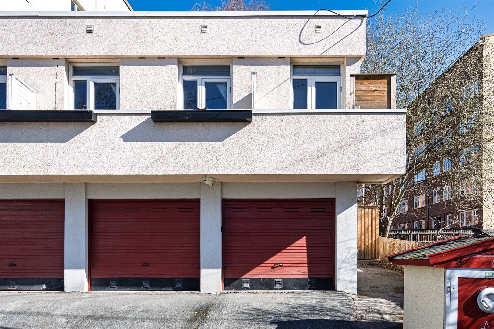 Garasjeplass kan kjøpes med for 250 000,- (plassen helt til høyre). Denne er i dag leid ut for kr 2 000,- pr mnd. Galleribilde