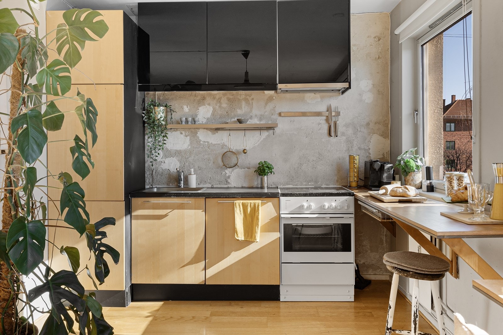 Sjarmerende kjøkken med praktiske løsninger. Galleribilde