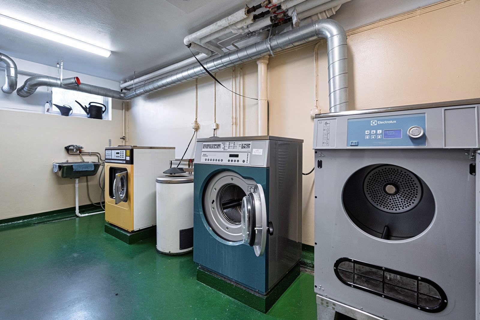 Fellesområdene er utstyrt med vaskemaskin og tørketrommel. Galleribilde