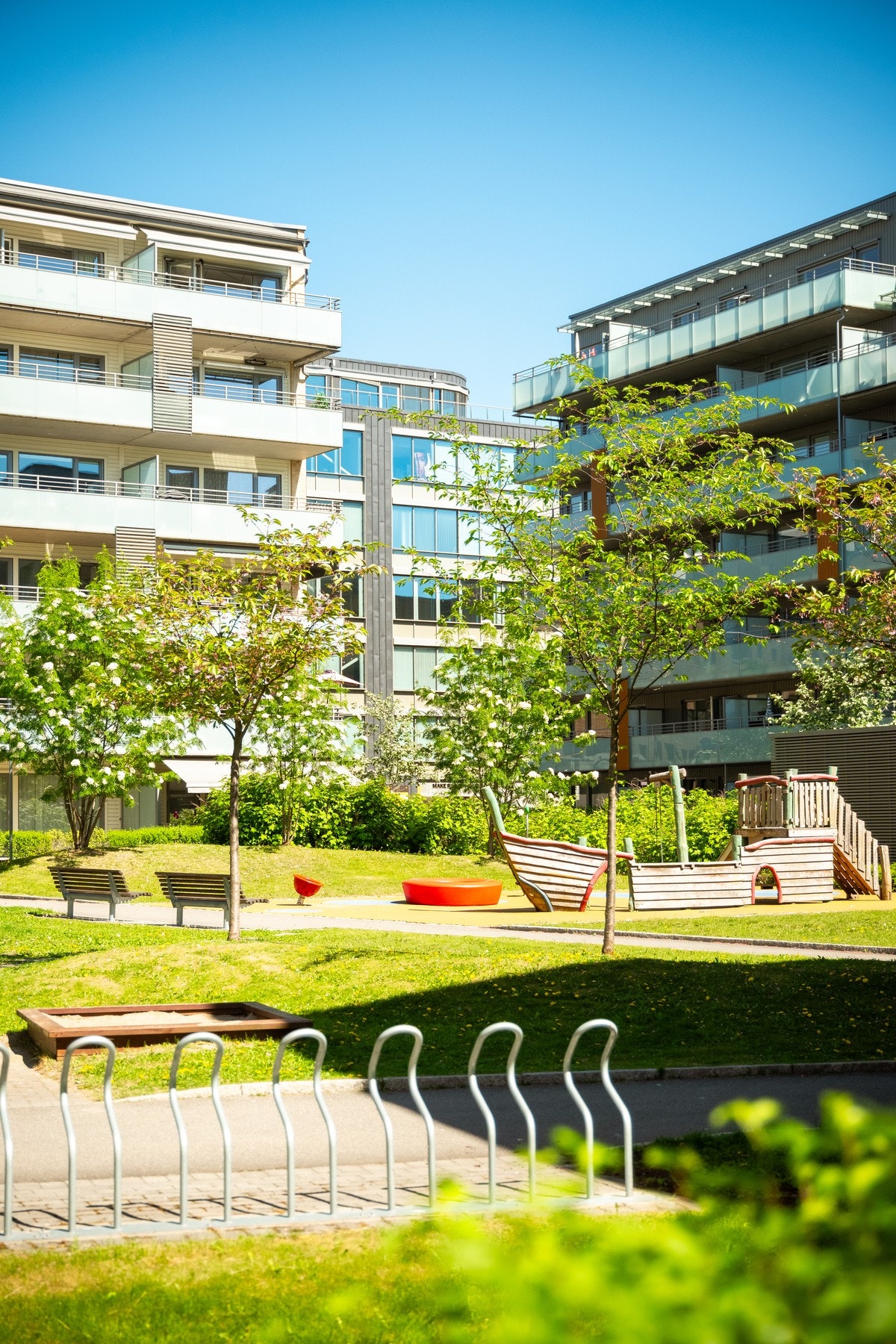 Sameiet har flotte bilfrie fellesarealer med sittegrupper, lekeapparater, plen og beplantning. Galleribilde