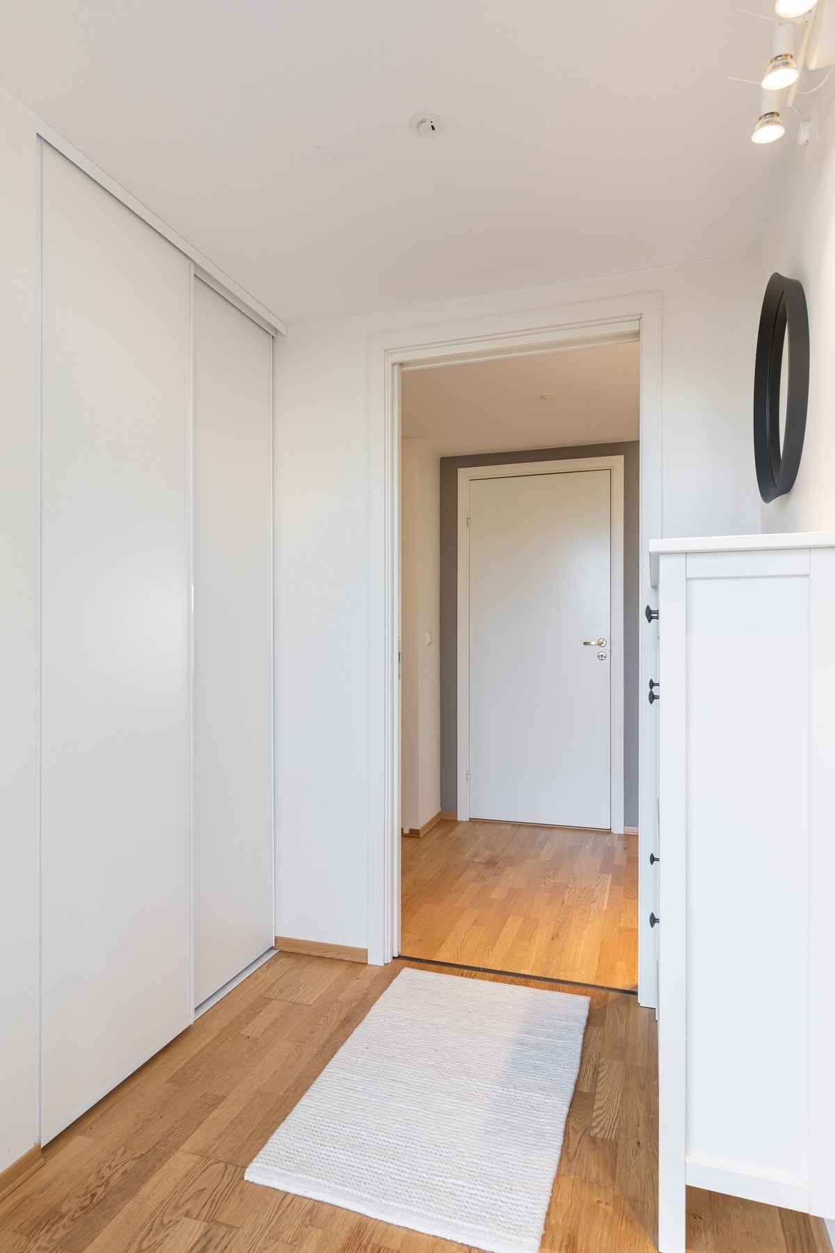 Velkommen inn! Det er heisadkomst til etasjeplan fra felles inngangsparti og garasjeanlegg. Galleribilde