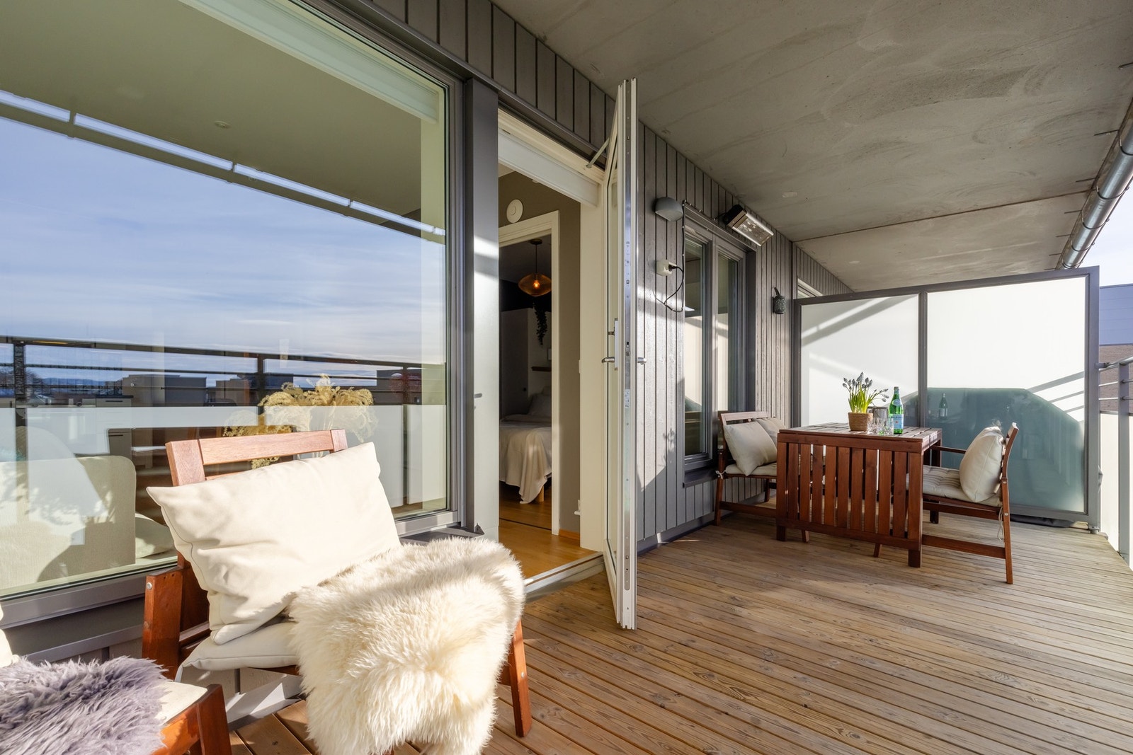 Overbygget balkong og varmelampe gjør at sesongen for balkongen utvides både vår og høst. Galleribilde