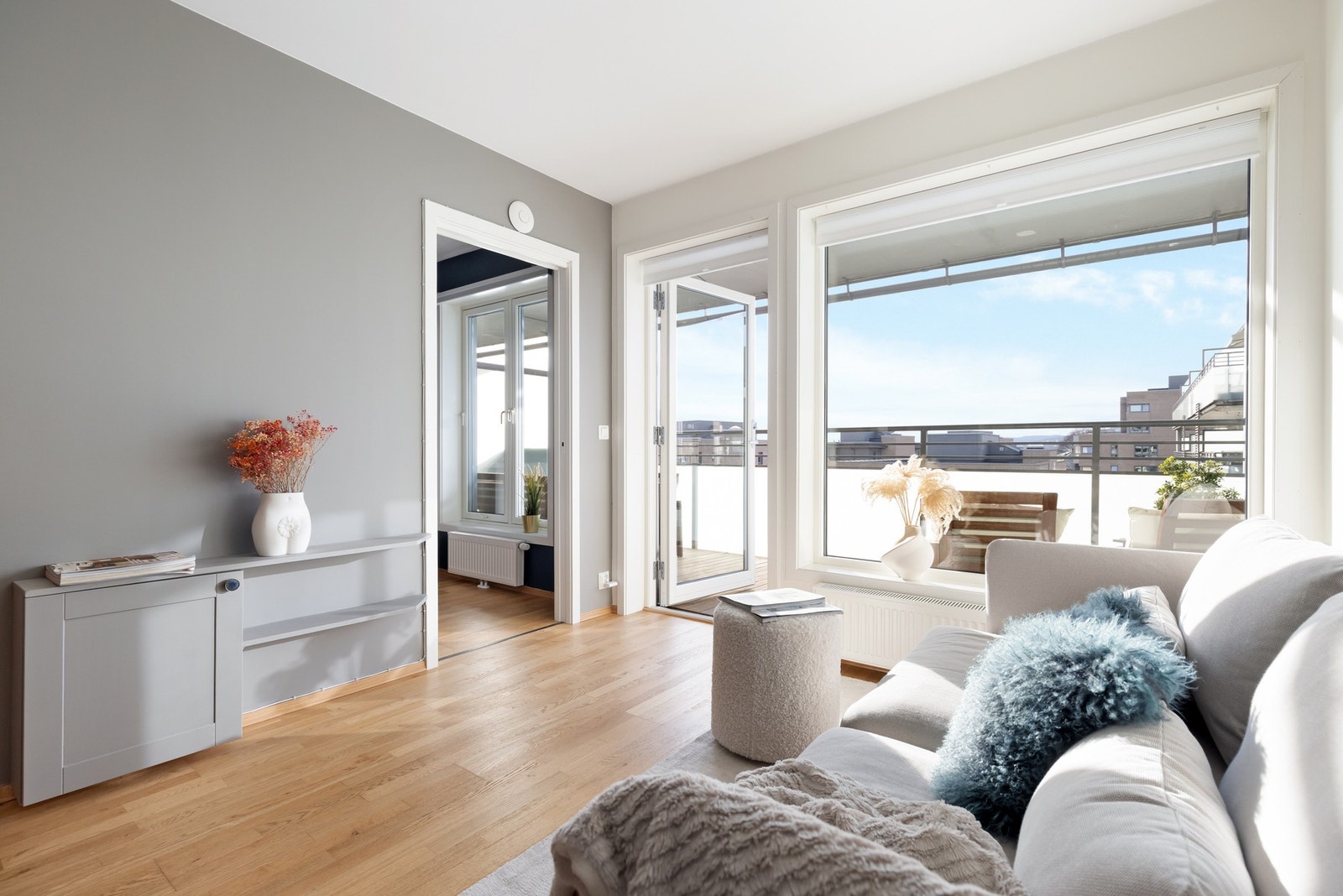 Malte overflater og parkett på gulv er gjennomgående for hele boligen med unntak av bad. Galleribilde