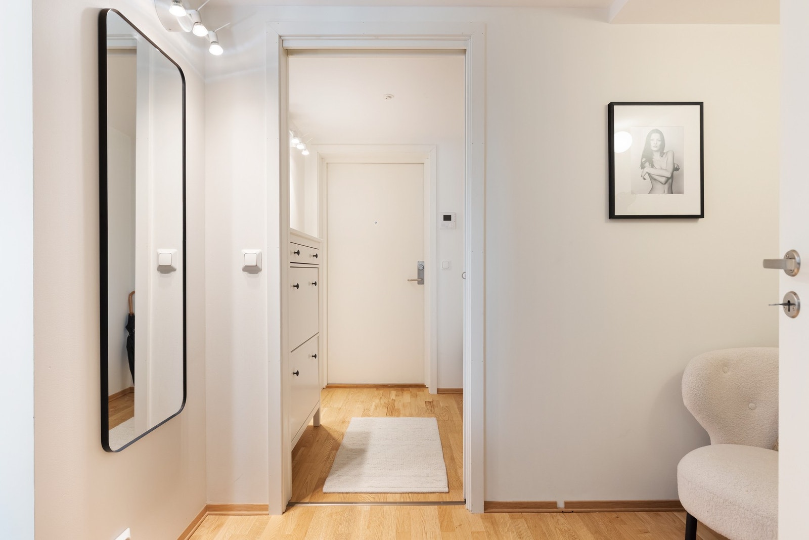 Boligens mellomgang er romslig og lys. Galleribilde