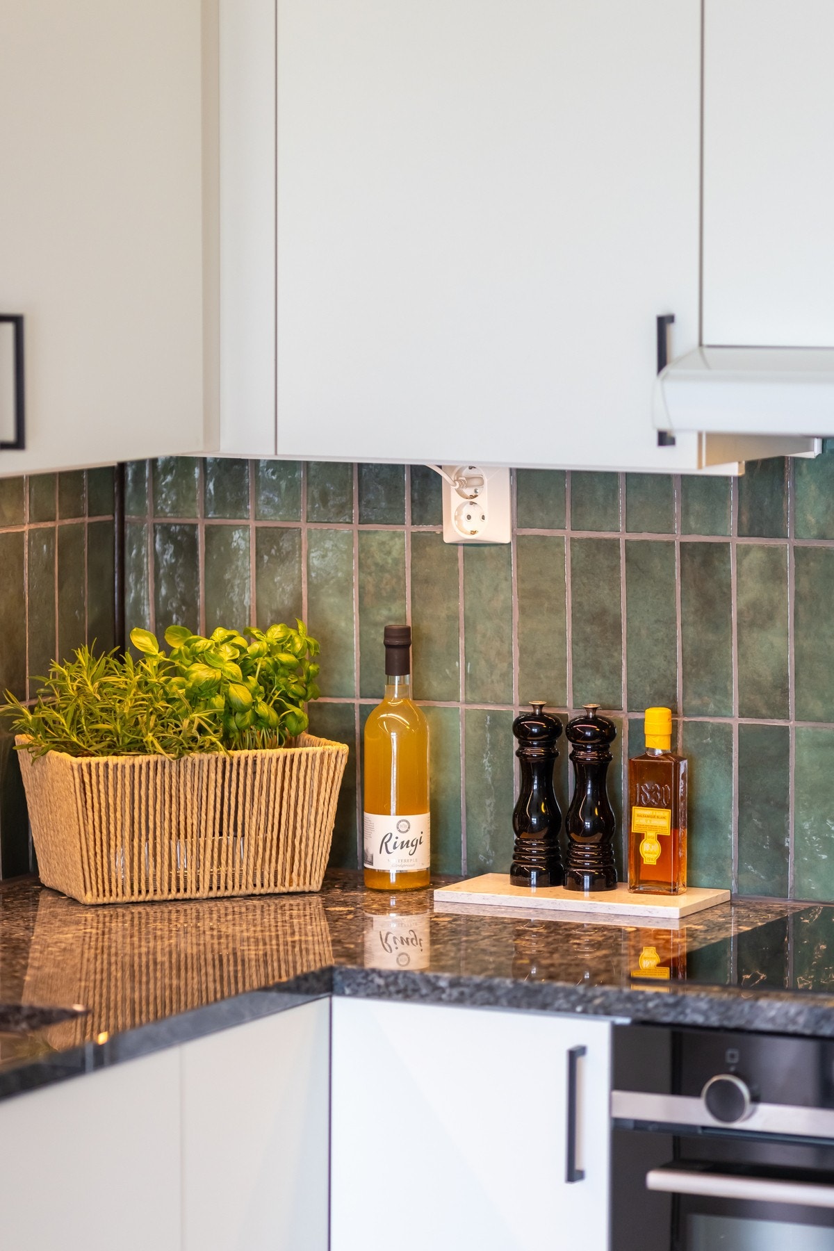 Videre er det montert belysning og stikkontakter. Galleribilde