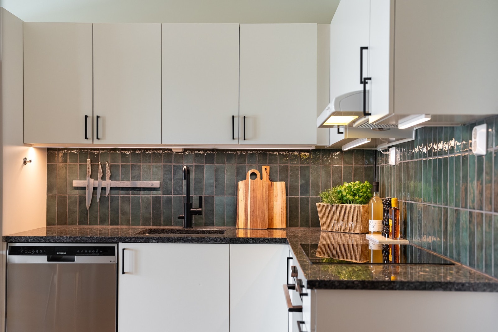 Kjøkkenet er godt utnyttet med mye skap, skuffer og benkeplass. Galleribilde