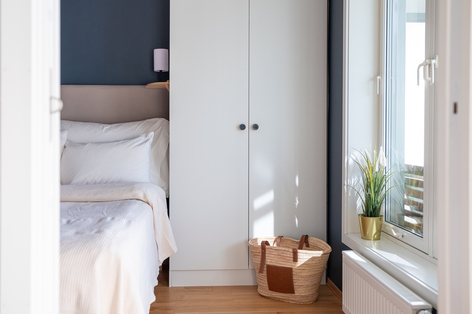 Rommet er vendt ut mot egen balkong, så her er alt lagt til rette for en god natt søvn. Galleribilde