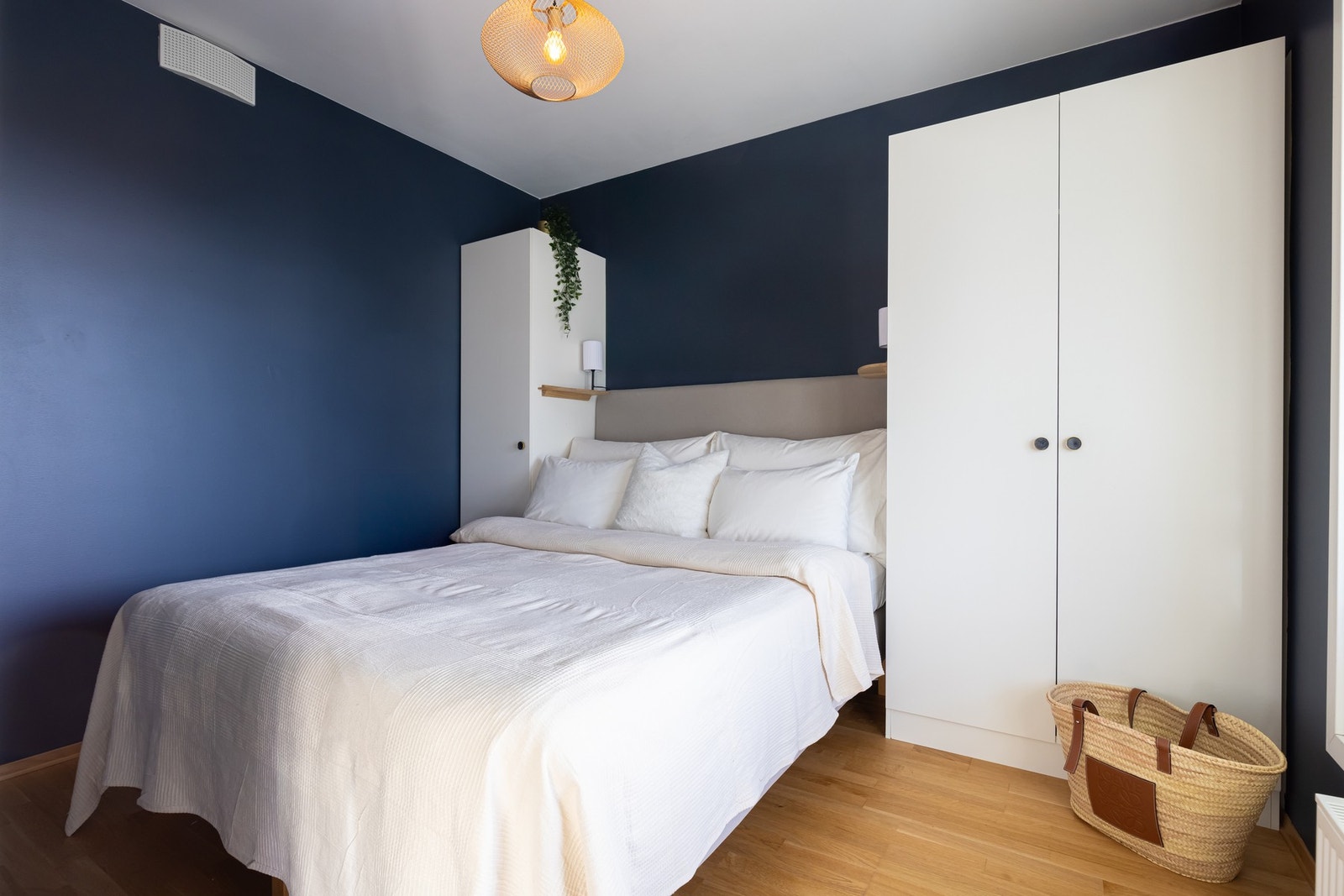 Garderobeskapene gir mye oppbevaringsplass og blir stående. Galleribilde