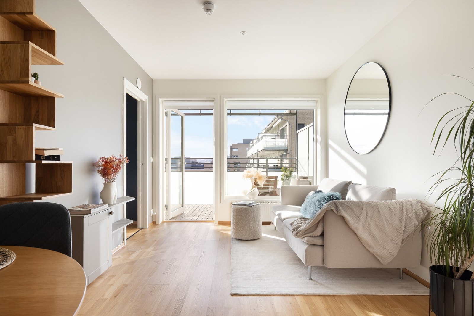 Oppholdsrommet har plass til sofa, salongbord og mediemøblement. Galleribilde