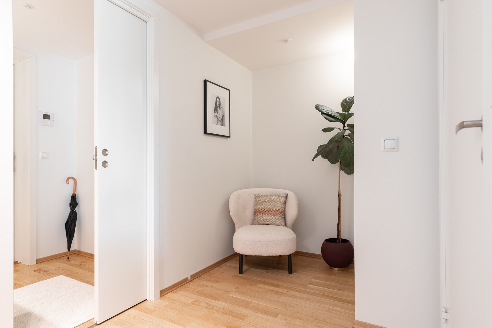 Gode muligheter for å sette opp oppbevaringsløsninger eller kontor. Selger har skyvedørene fra original garderobe i boden. Galleribilde