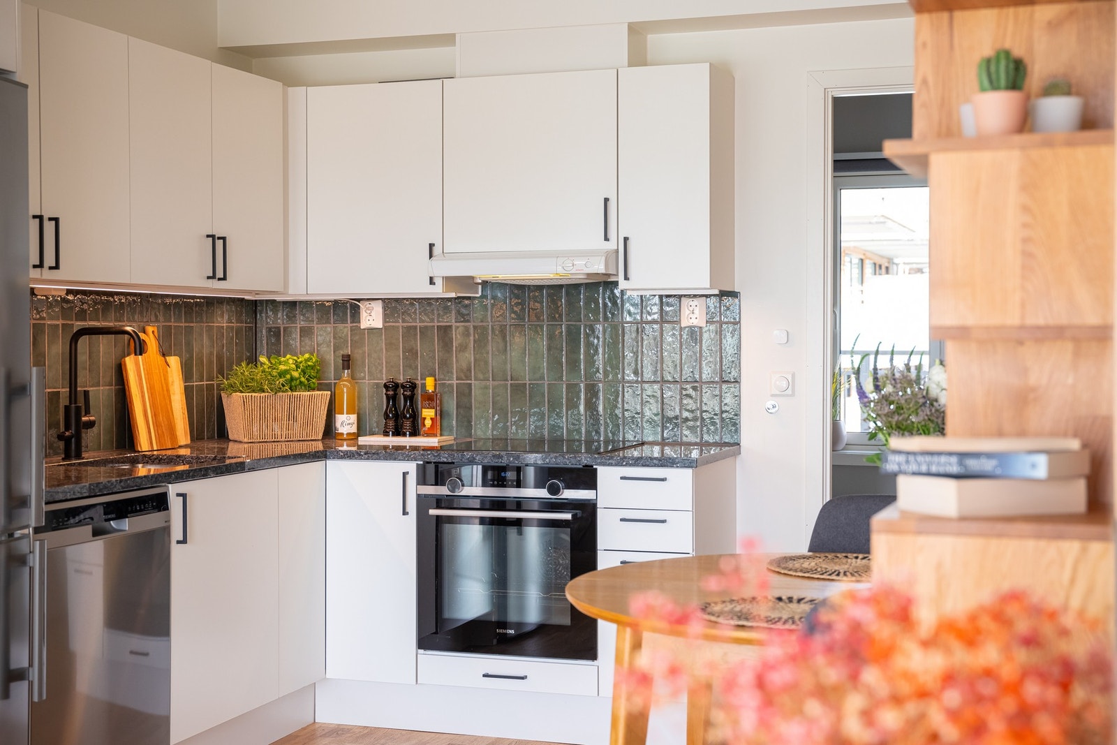 Innredningen består av glatte fronter og stein benkeplate med flisfelt på overside. Galleribilde