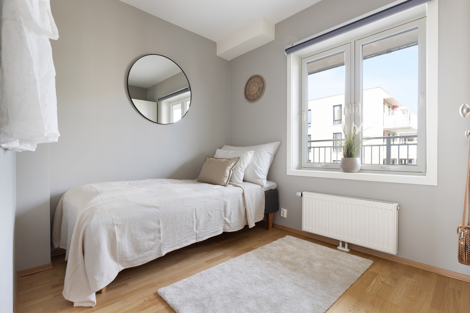 Soverom to er i dag innredet med seng og oppbevaring. Galleribilde