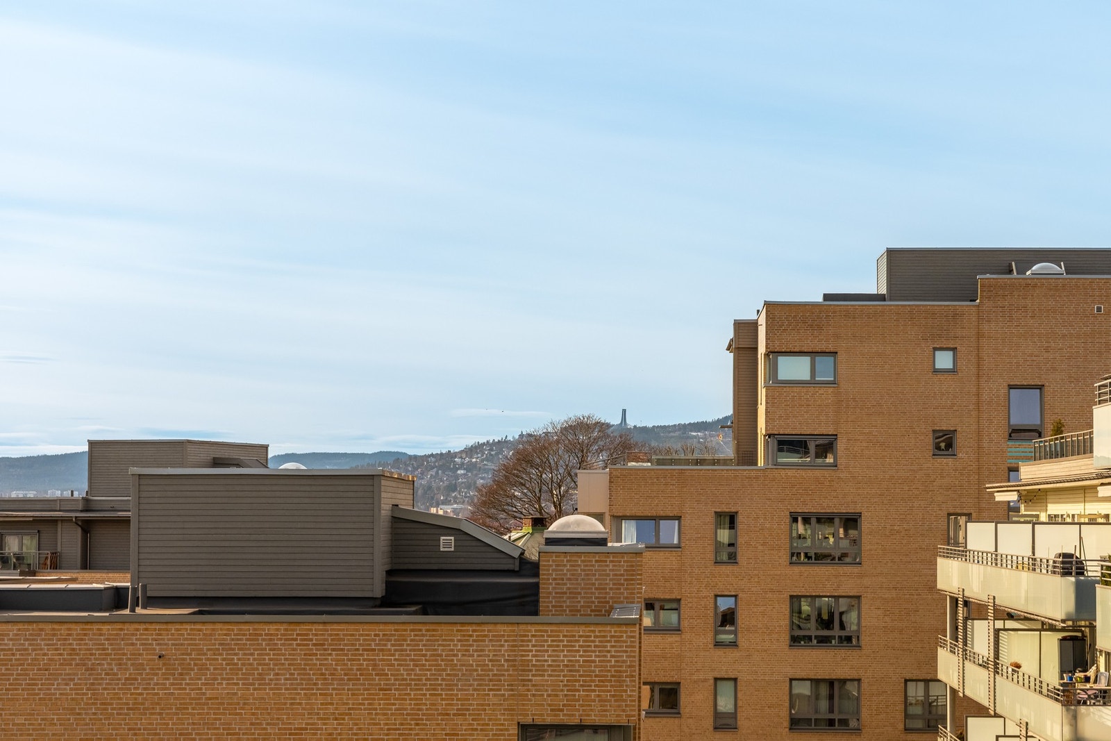 Her får du gleden av en stor vestvendt balkong med utsyn mot Holmenkollen. Galleribilde