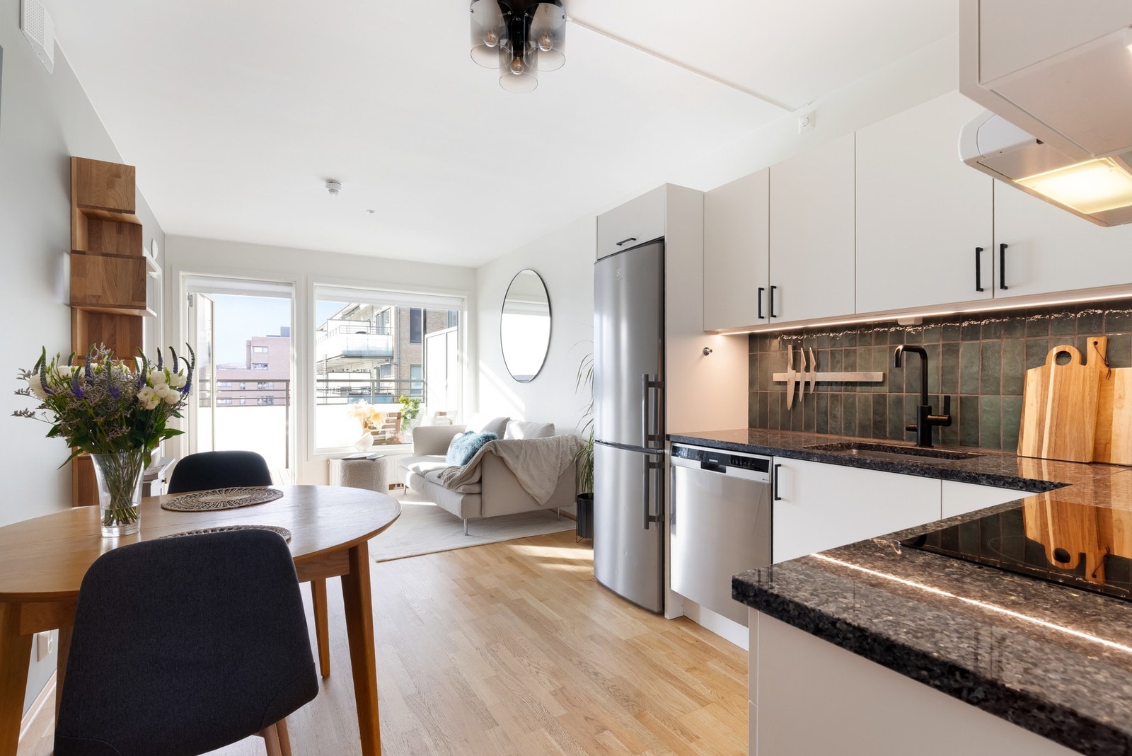 Boligens stue og kjøkken er i en åpen løsning, noe som gir et sosialt og luftig allrom. Galleribilde