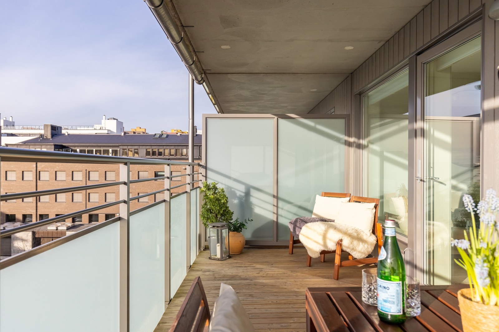 Balkongen er på 13 kvm og har gode solforhold på sommerstid med sol fra ettermiddagen til sent på kveld. Galleribilde