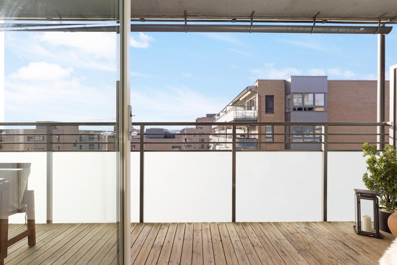 En kombinasjon av store vindusflater som slipper inn rikelig med naturlig lys med den gjennomgående planløsningen gir leiligheten en god atmosfære og romfølelse. Galleribilde