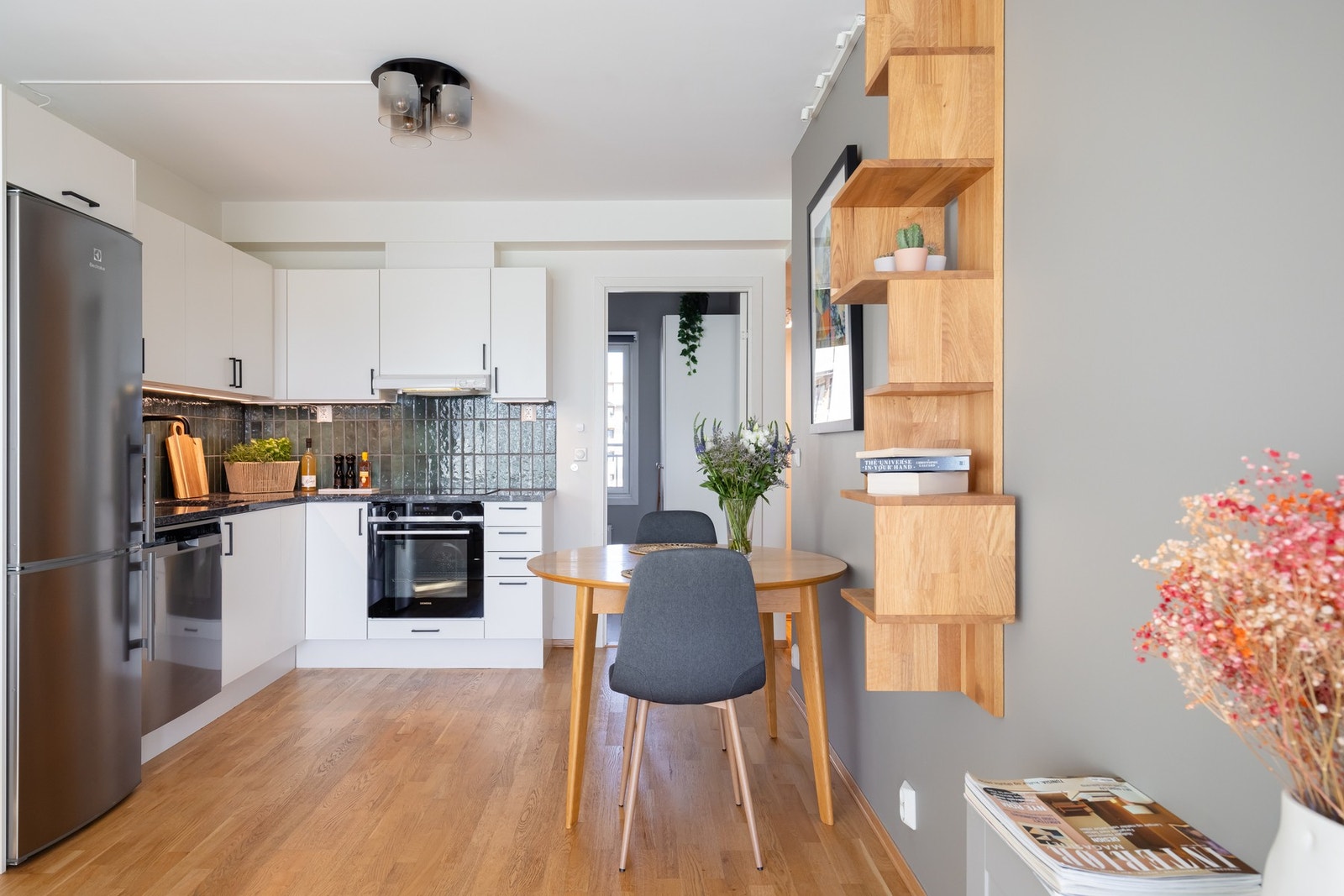 Lyst kjøkkenhjørne fra Sigdal, oppgradert med benkeplate, underlimt servant og blandebatteri fra Strai kjøkken. Galleribilde