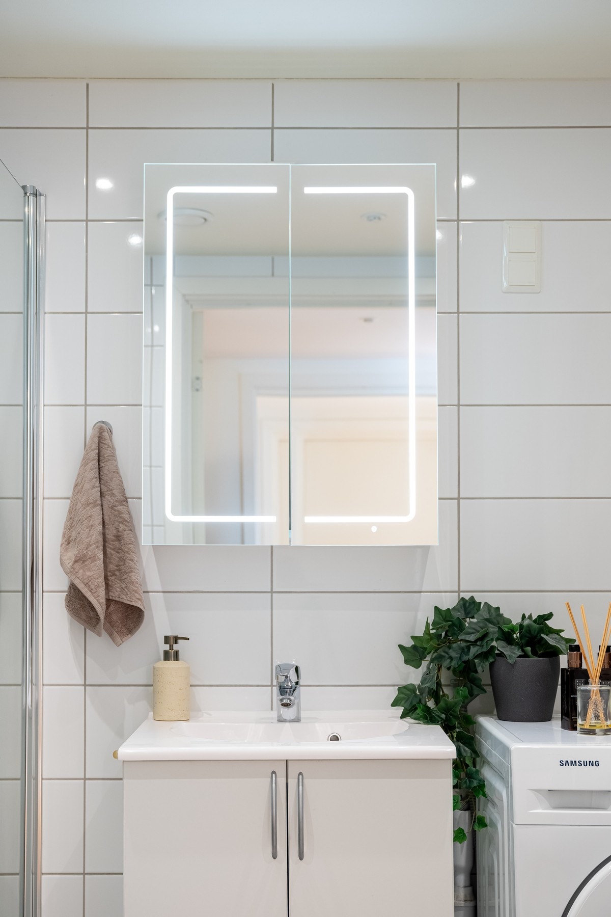 Innredningen består av servant på underskap og speilskap med belysning. Galleribilde