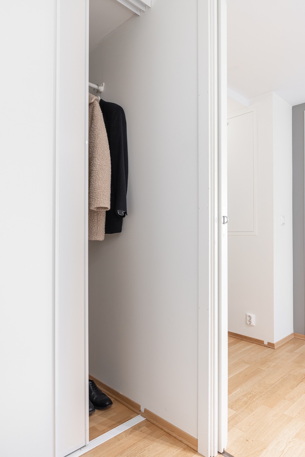 Entréen har en praktisk skyvedørsgarderobe med mye plass for yttertøyet. Av ekstern lagring medfølger kjellerbod på 5 kvm. Galleribilde