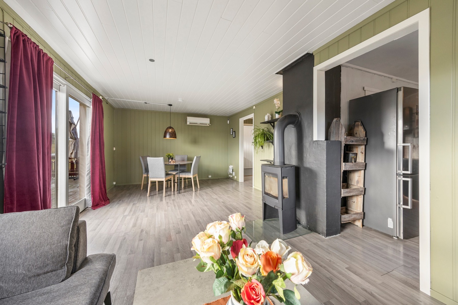 Stuen har oppvarming fra vedfyring og elektrisitet. Det er satt inn stålrør, samt ny ovn i 2018. Galleribilde