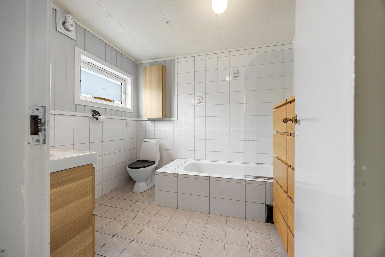 Bad - 6,5 kvm. Flislagte overflater med noe panel. Gulvvarme. Galleribilde