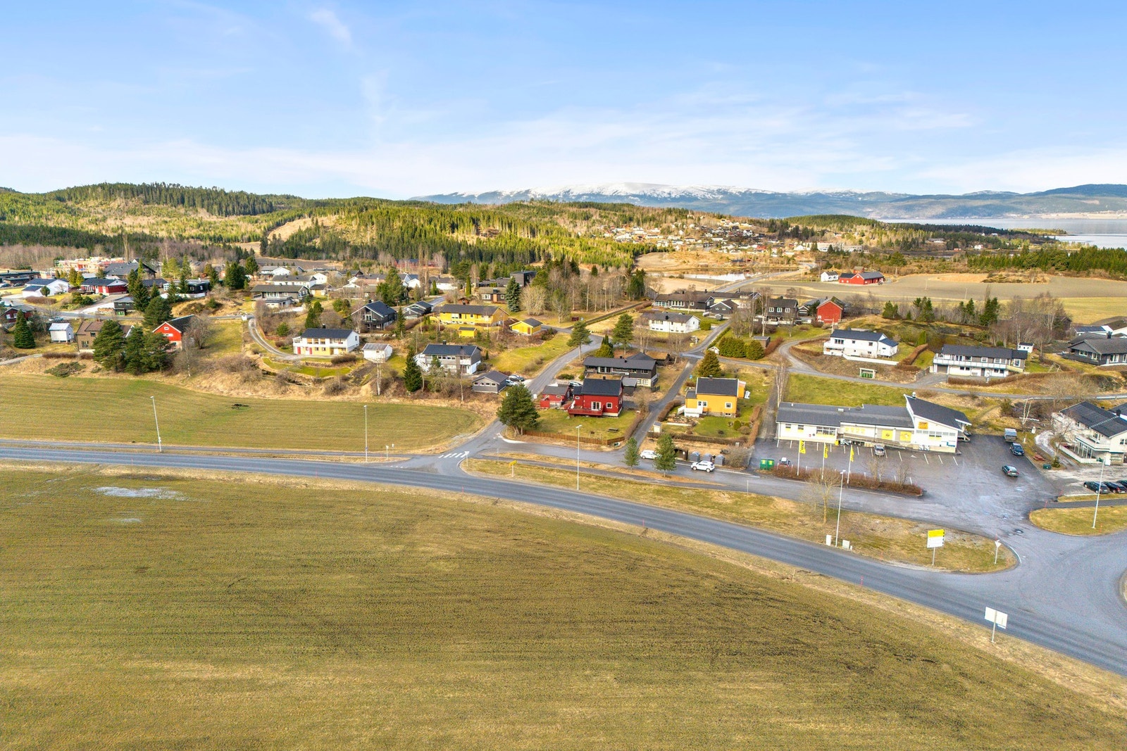 Ca. 10 minutter med bil til Steinkjer bysentrum og Straumen. Det er ca. 6 minutter med bil til Mære. Galleribilde