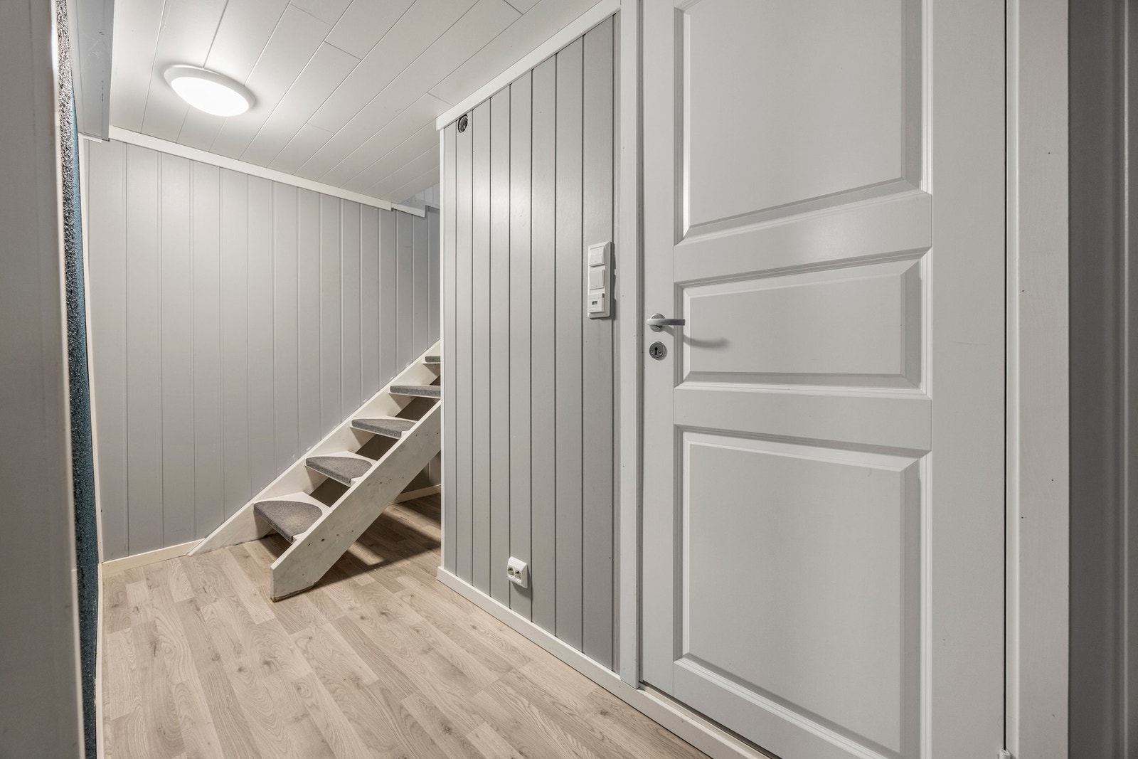Trapp ned til kjelleretasje. Gang - 5,5 kvm Galleribilde