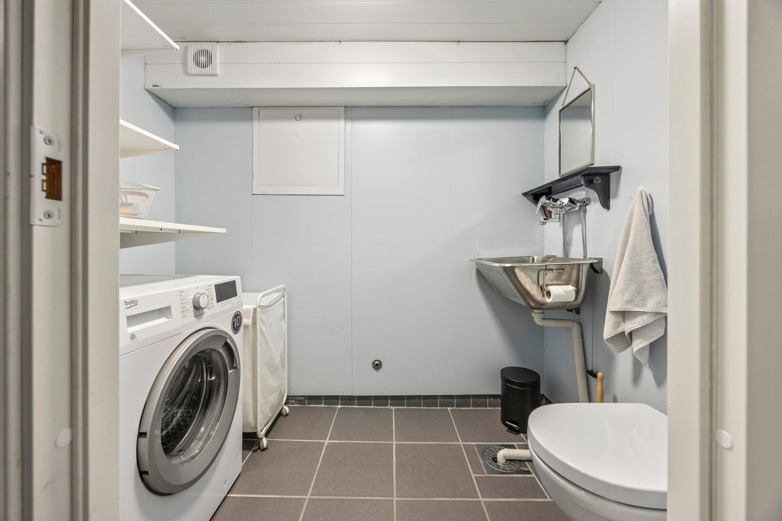Vaskerom - 3 kvm. Utstyrt med toalett, utslagsvask og opplegg for vaskerom. Galleribilde