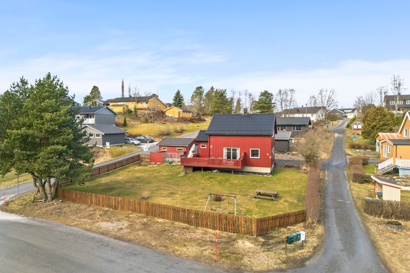 Tomt på 899 kvm. Inngjerdet hage med mye boltreplass! Galleribilde