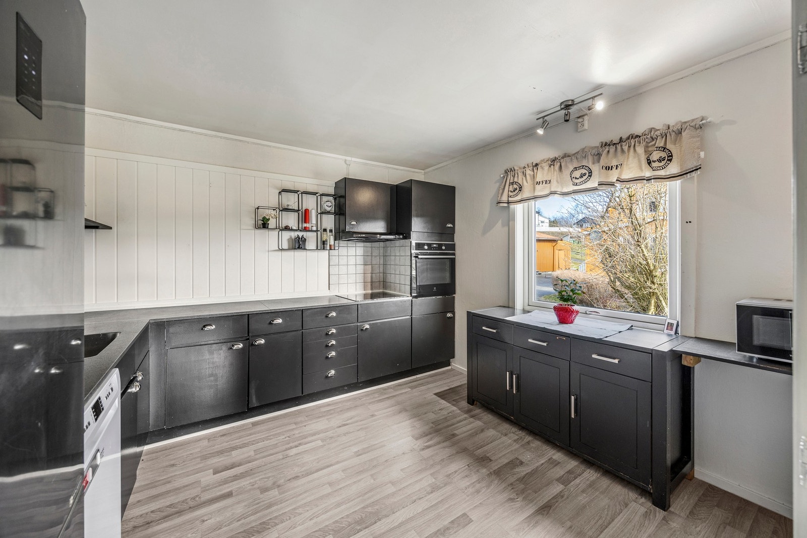 Kjøkken - 11,5 kvm. Enkel innredning med avsatt plass for hvitevarer. Galleribilde