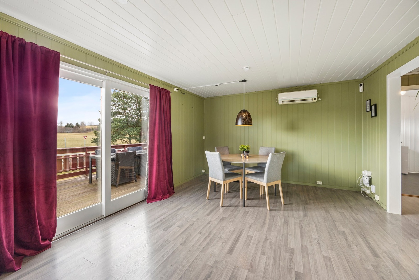 Fra stuen er det skyvedør ut til terrasse. (Varmepumpe er i ustand) Galleribilde