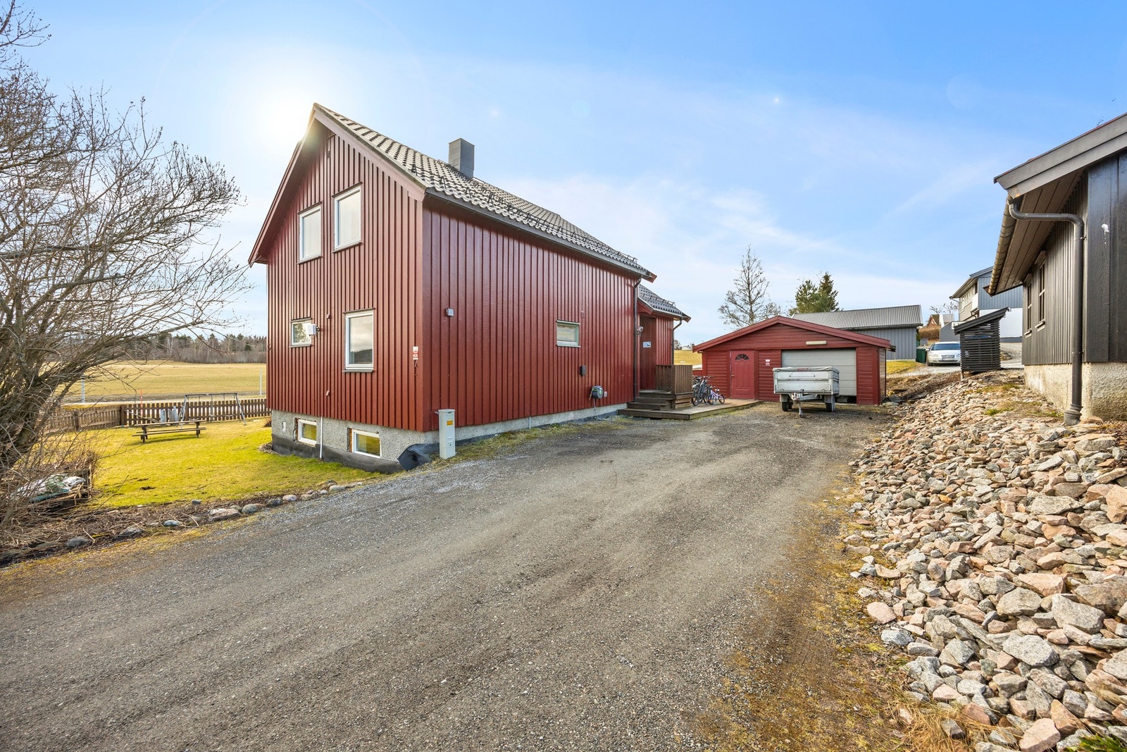 Platting mellom inngangsdør og garasje. Garasje -29 kvm. Galleribilde