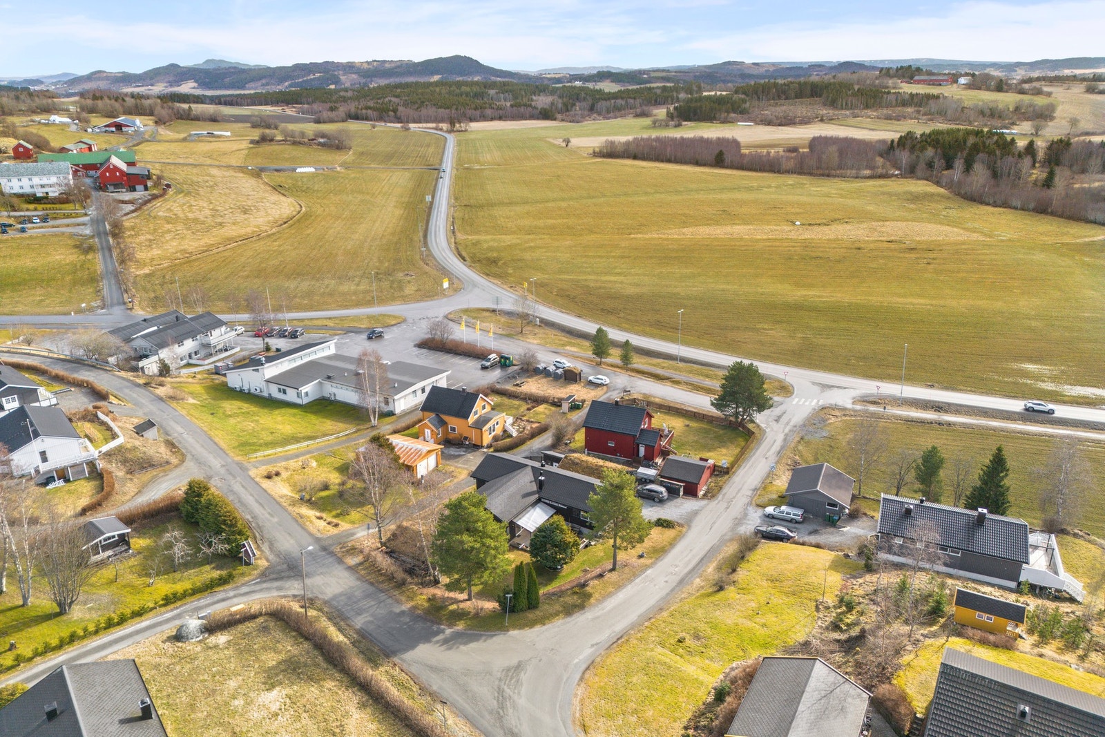 Attraktiv beliggenhet like ved matbutikk, samt kort veg til fotballanlegg og småbåtanlegg. Galleribilde