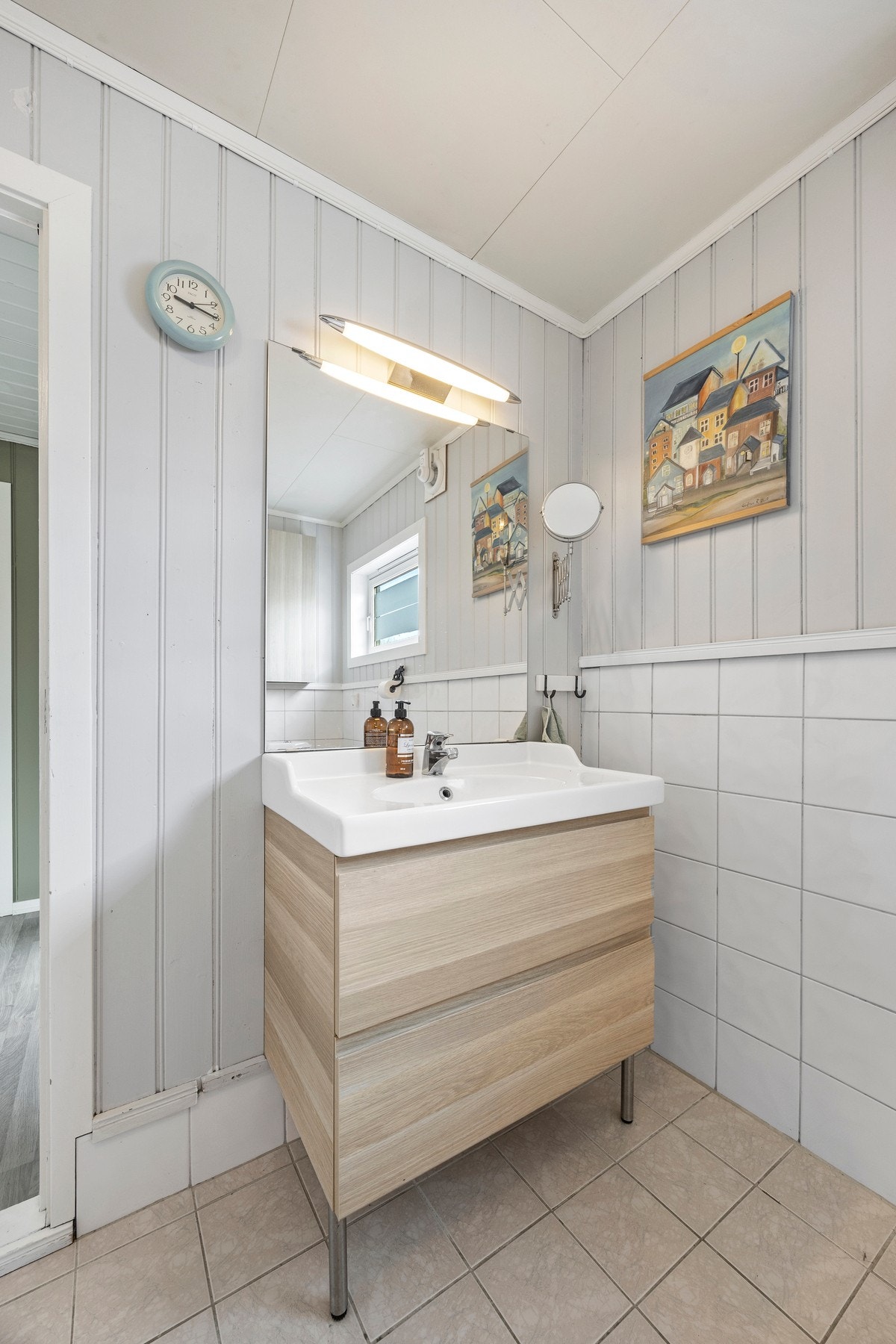 Utstyrt med servantskap, toalett og nedfelt badekar Galleribilde